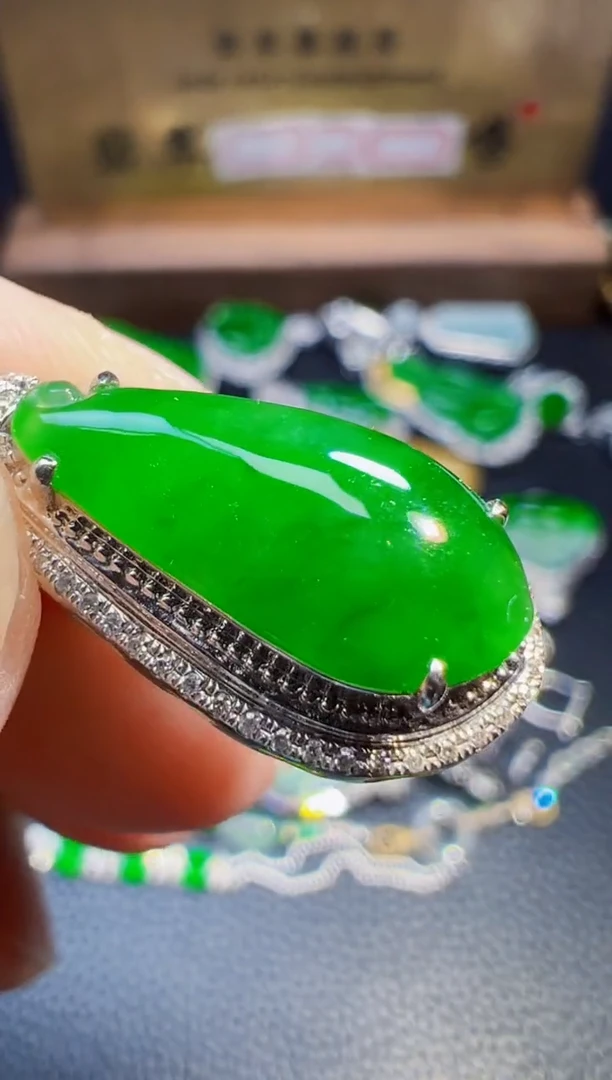 翡翠18K金镶嵌颈饰小**下翡翠