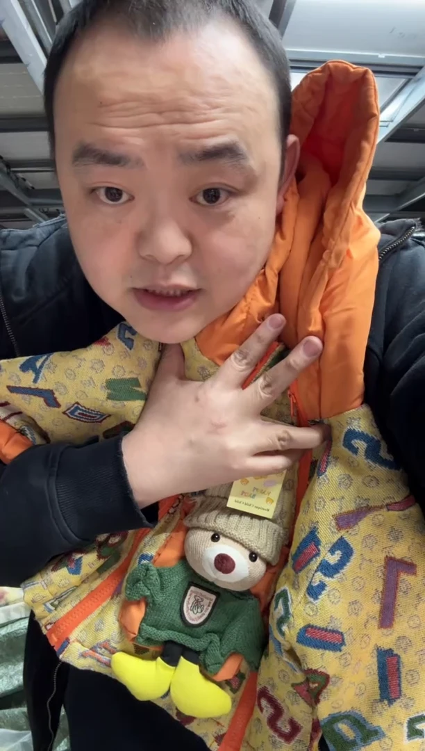 我****?女童外套133 100