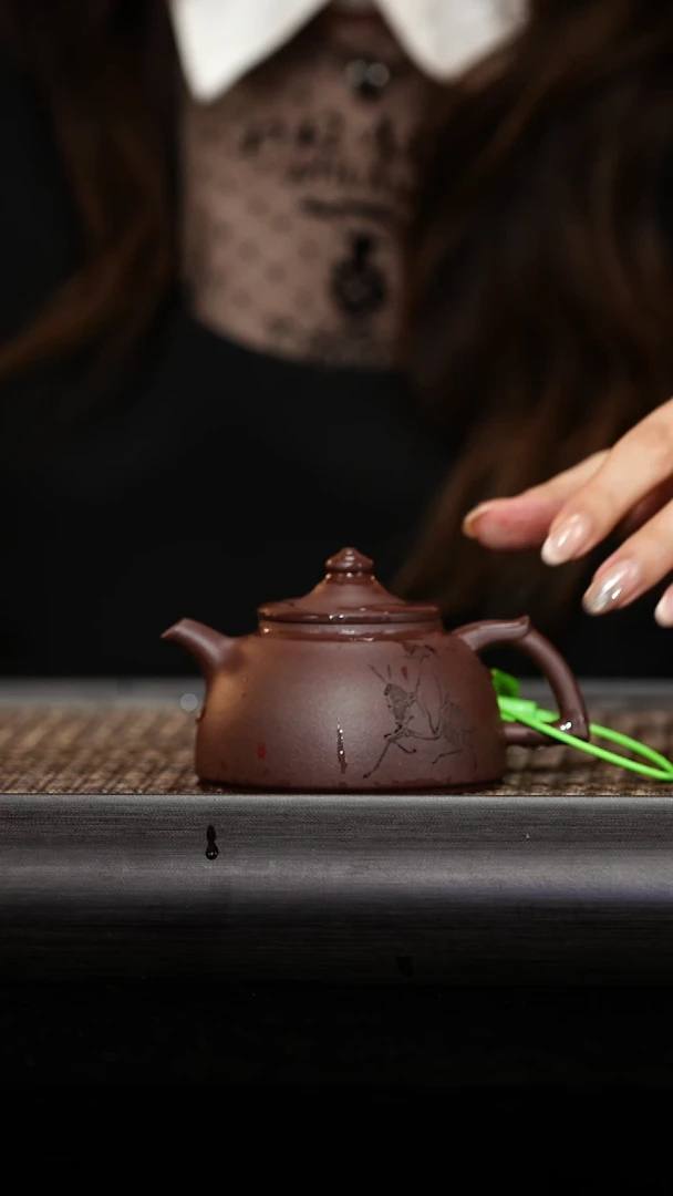 茶壶紫砂大彬笠帽【刻绘】140CC