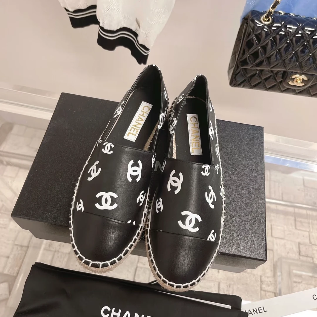 全新未使用 Chanel/香奈儿 黑色拼白色满印logo渔夫鞋35