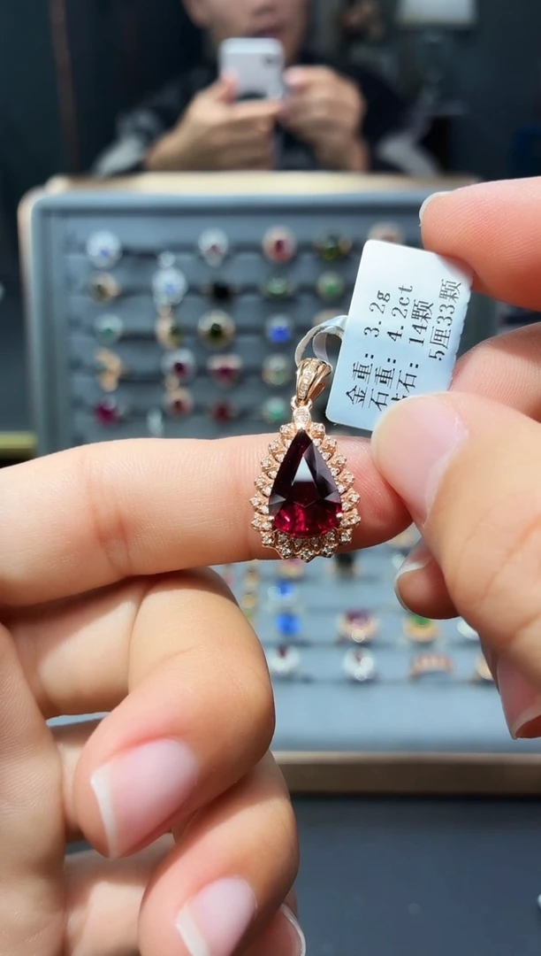 颈饰18K金镶嵌碧玺4.2..