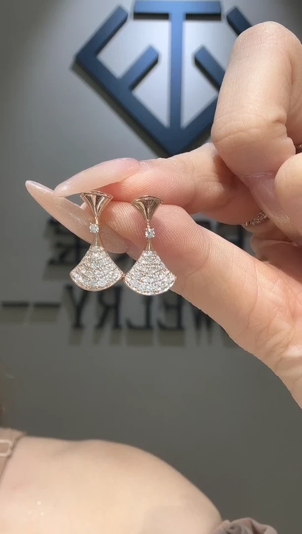 18K金镶嵌耳钉钻石星*E866933 时尚裙子耳钉 多样性