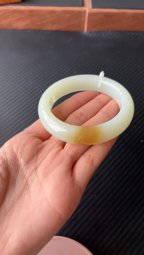 和田玉手镯未镶嵌且末金山微色差57+