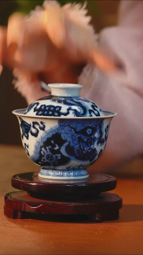 青花双狮绣球盖碗