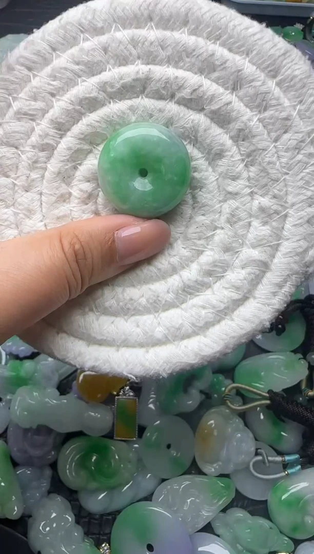 颈饰未镶嵌翡翠缅甸翡翠吊坠