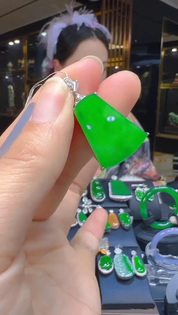 吊坠(赠链)银S925镶嵌翡翠047(多样性发货发其一)