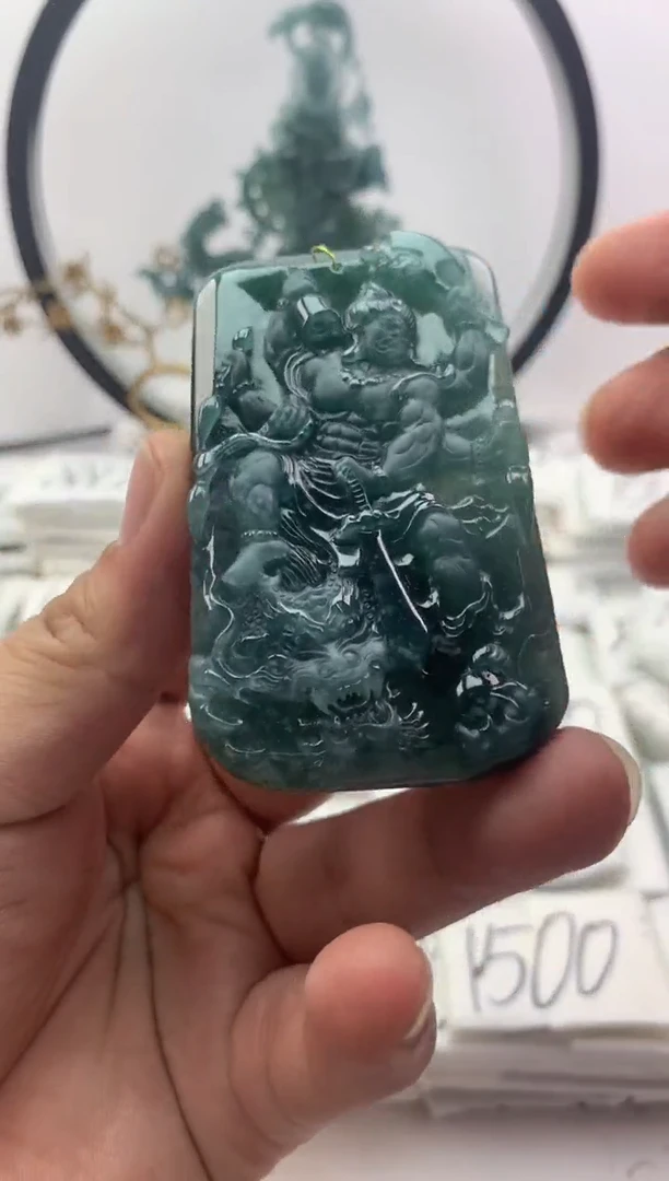 翡翠未镶嵌颈饰不动