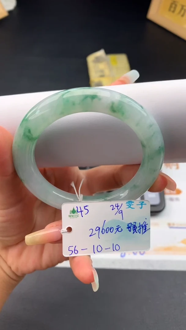 未镶嵌手镯翡翠自带#送人#，联系客服核对地址~