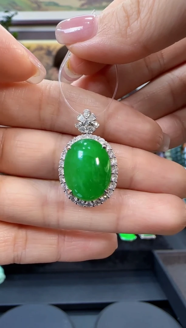 颈饰18K金镶嵌翡翠蛋面