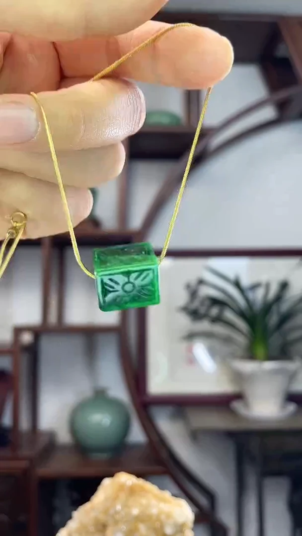 吊坠(赠链)未镶嵌翡翠D60干青方糖