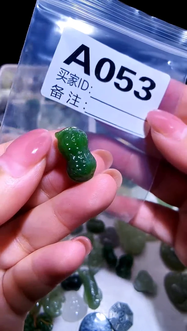 和田玉未镶嵌颈饰 吊坠孔