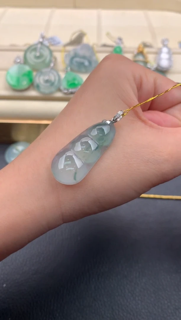 翡翠18K金镶嵌颈饰Q73