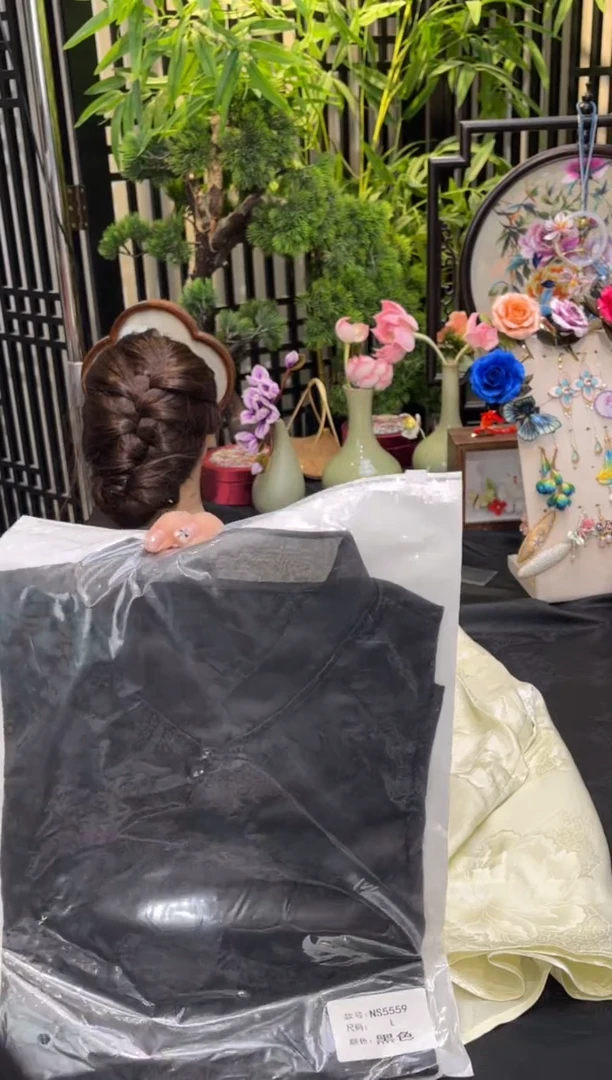 织绣H****i黑色牡丹花上衣L