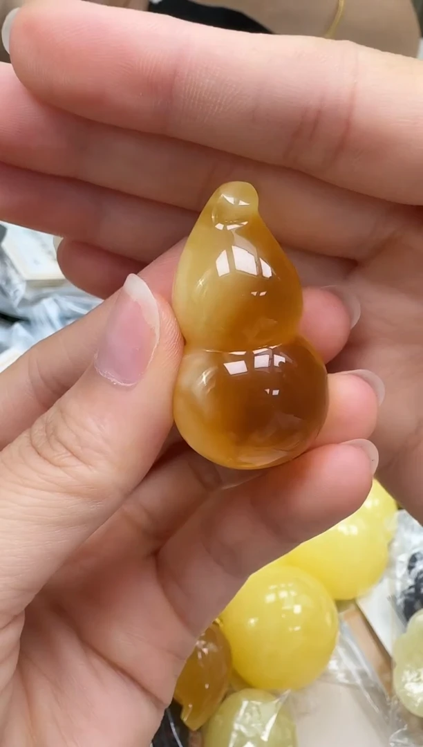 未镶嵌琥珀裸石如图