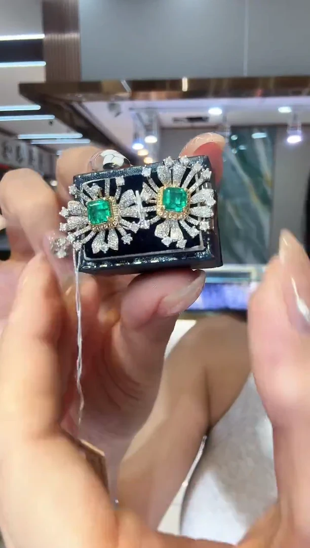 18K金镶嵌耳饰祖母绿1.30ct