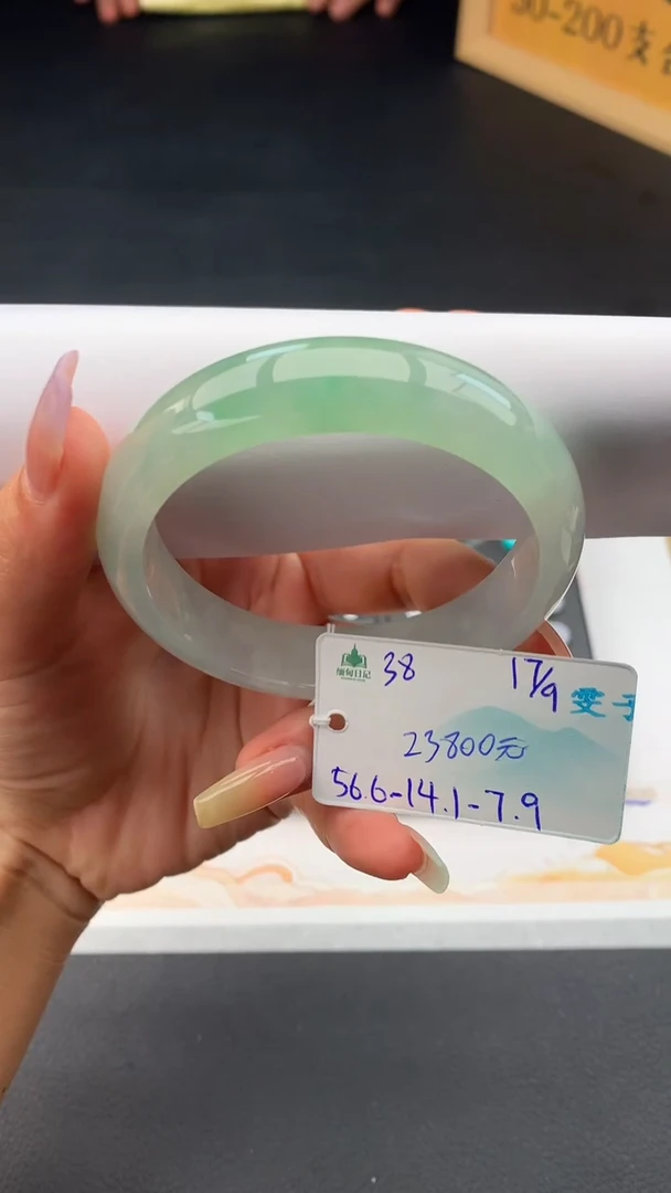 未镶嵌手镯翡翠自带#送人#，联系客服核对地址~