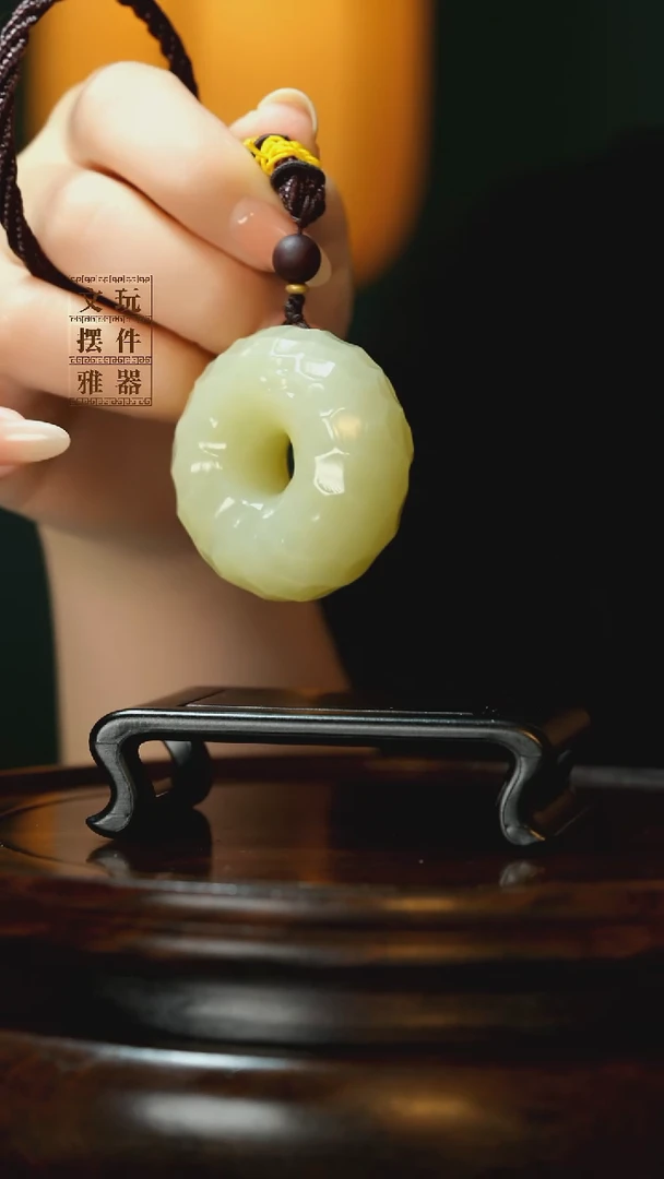 玉《千锤百炼平安扣》手把件摆件