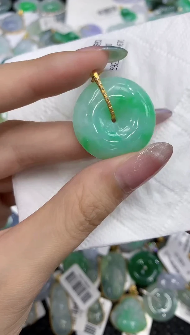 翡翠18K金镶嵌颈饰111111111111