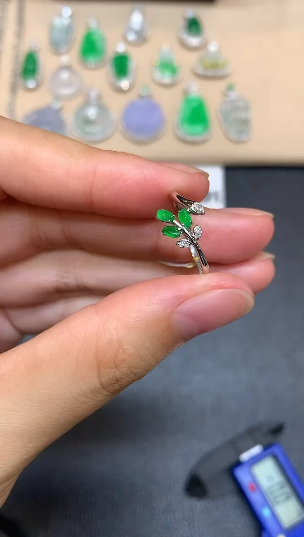 18K金镶嵌戒指翡翠随形【无服务费