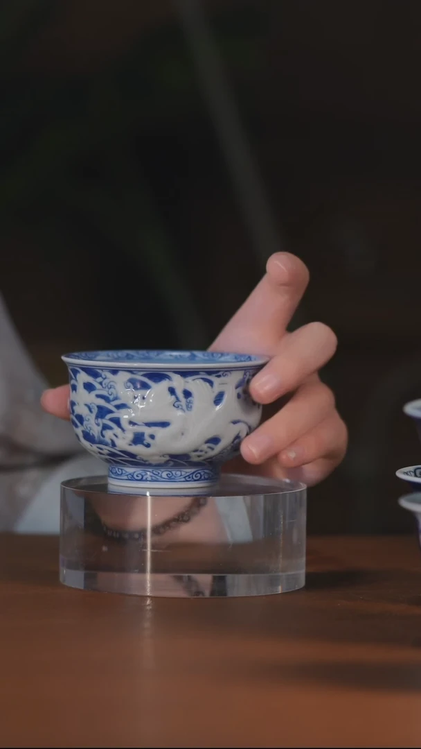 青花雕刻龙纹卢士杯