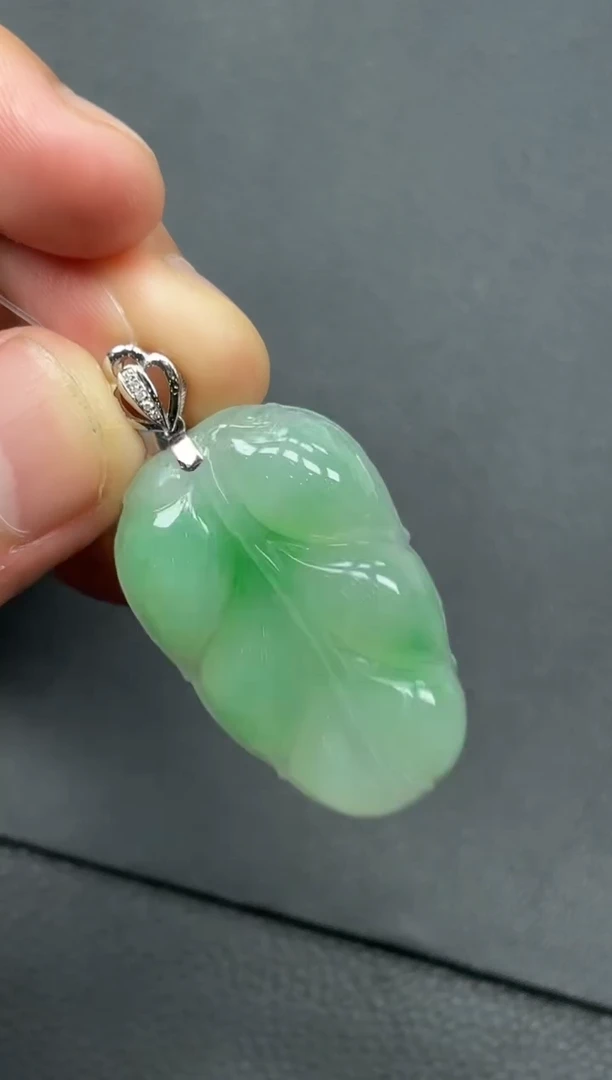 18K金镶嵌挂件翡翠叶子