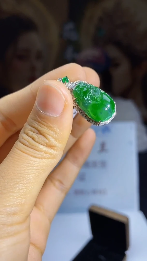 翡翠未镶嵌颈饰      *50