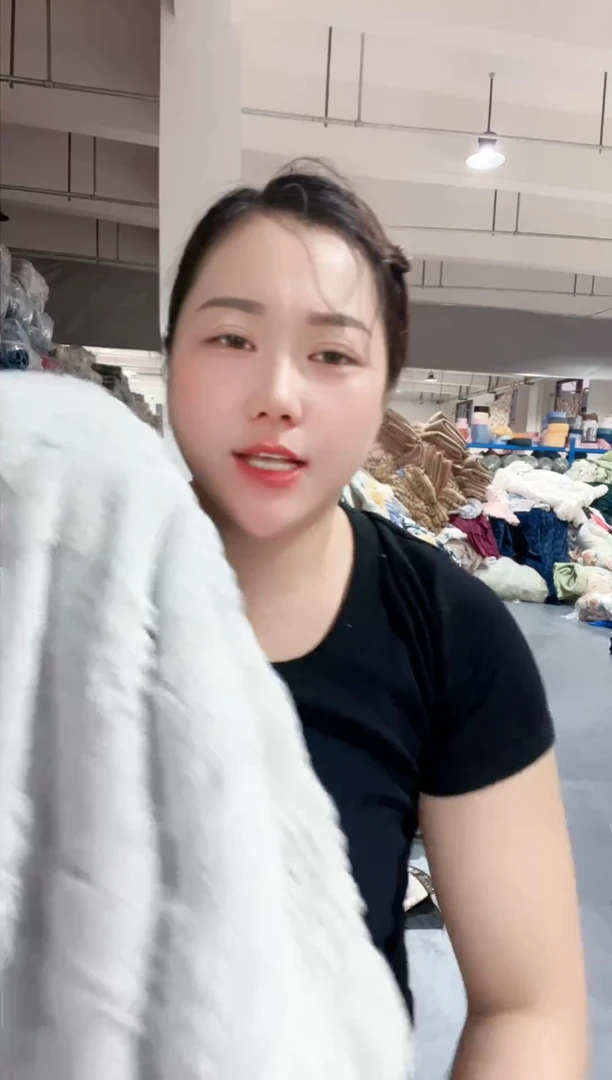 牛奶绒牛奶绒主播手上展示产品