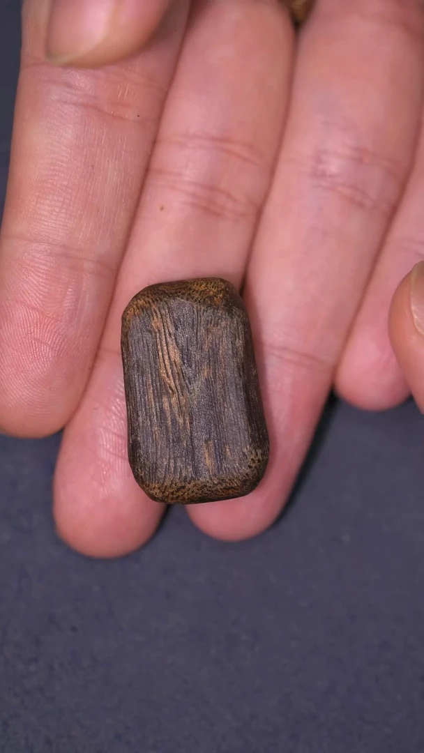 沉香吊坠海南莺歌绿棋无事牌