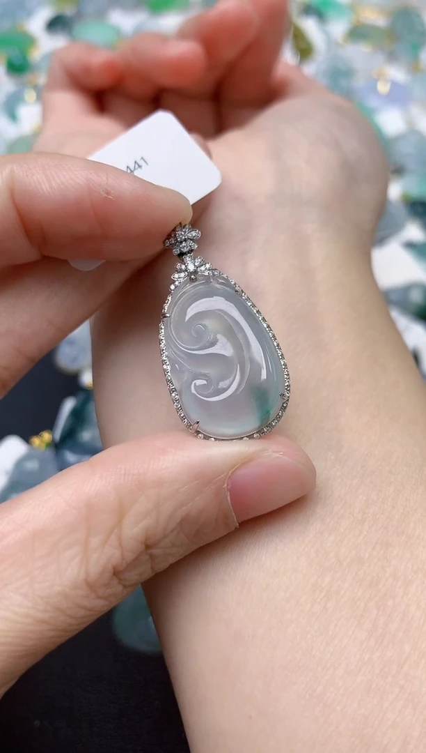 颈饰18K金镶嵌翡翠天然缅甸A货翡翠