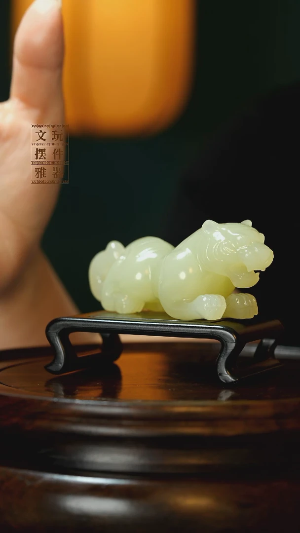 玉《伏虎》手把件摆件