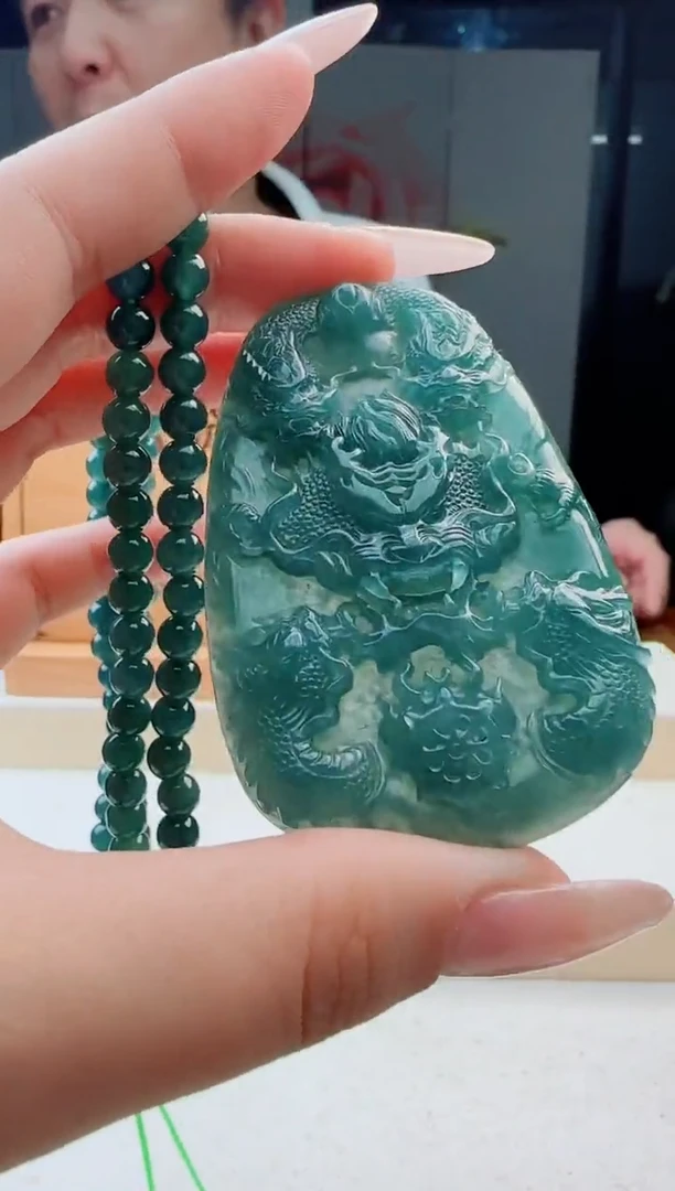 颈饰未镶嵌翡翠多样性发其中一