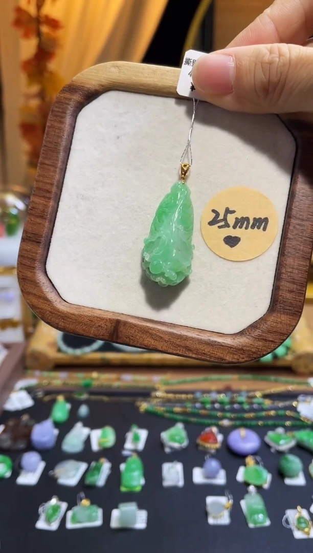 颈饰18K金镶嵌翡翠白菜