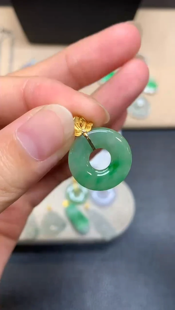 颈饰18K金镶嵌翡翠甜甜圈【无服务费