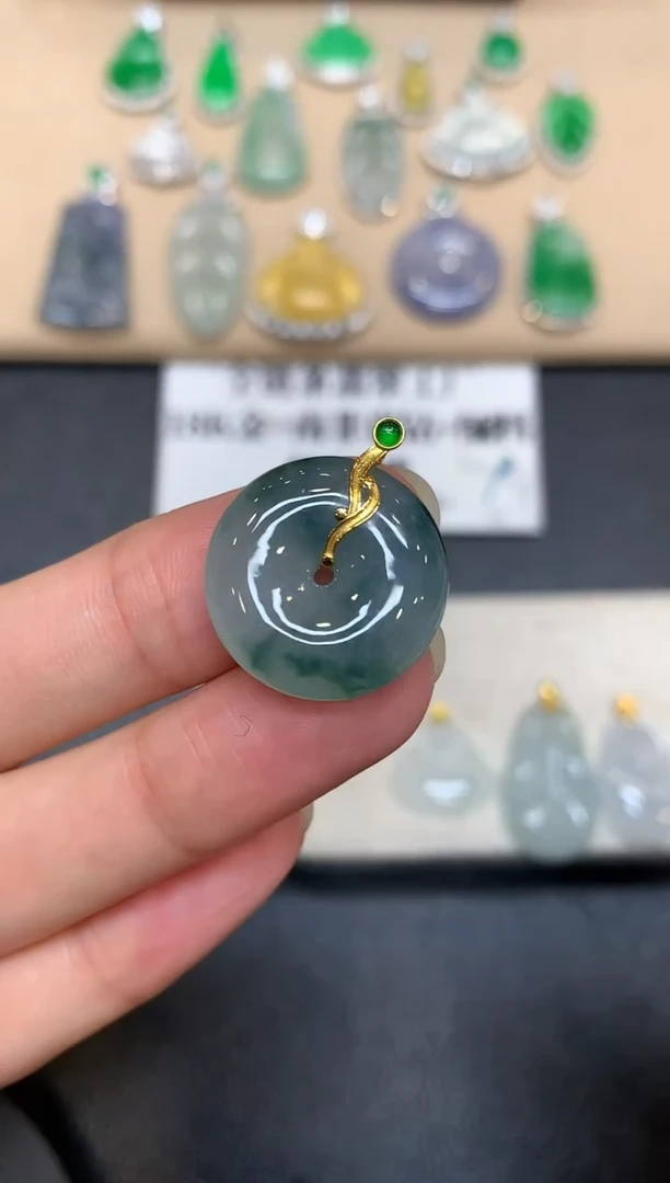 颈饰18K金镶嵌翡翠平安扣【无服务费