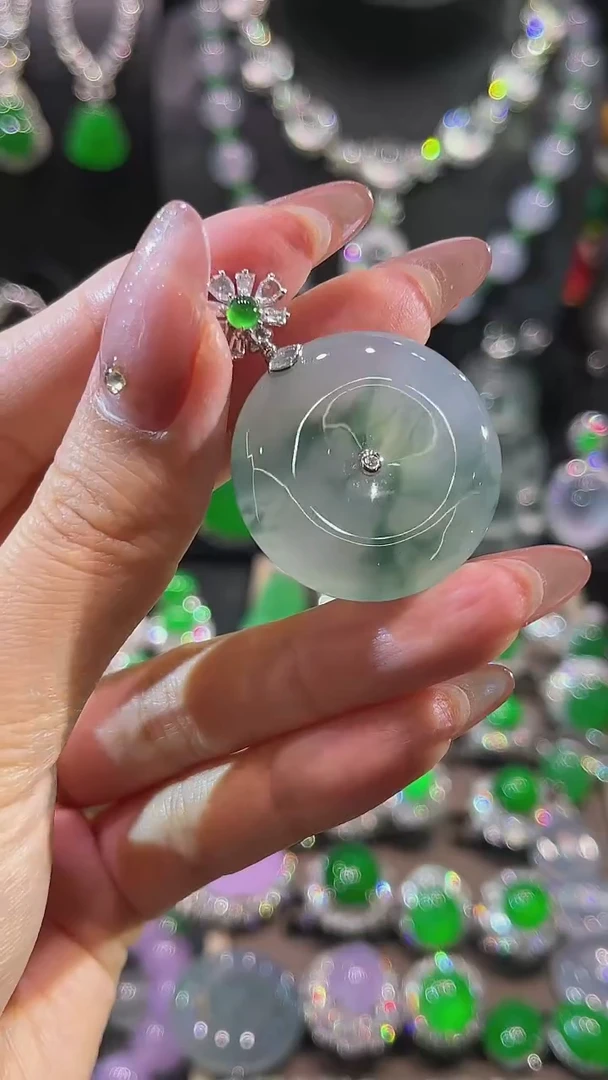 颈饰18K金镶嵌翡翠吊坠