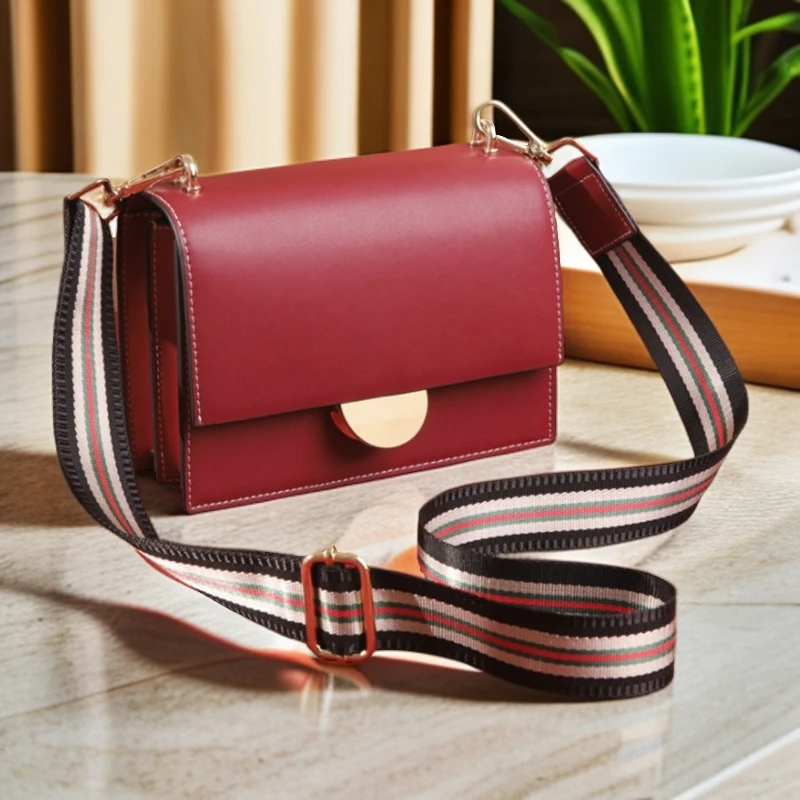 斜挎小包女款轻便小型都市简约锁扣拉链袋斜挎包撞色肩包红色拼色