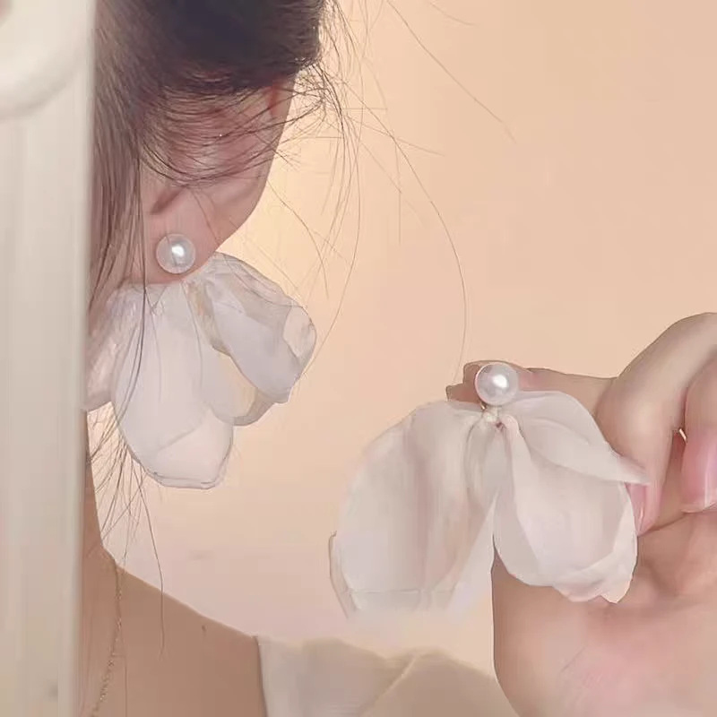 法式超仙雪纺花朵仿珍珠耳环女2025新款爆款耳钉轻奢甜美气质耳饰