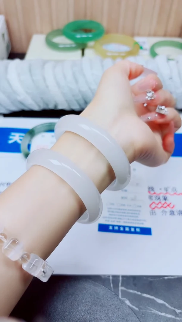 未镶嵌手镯石英质玉92/56.2