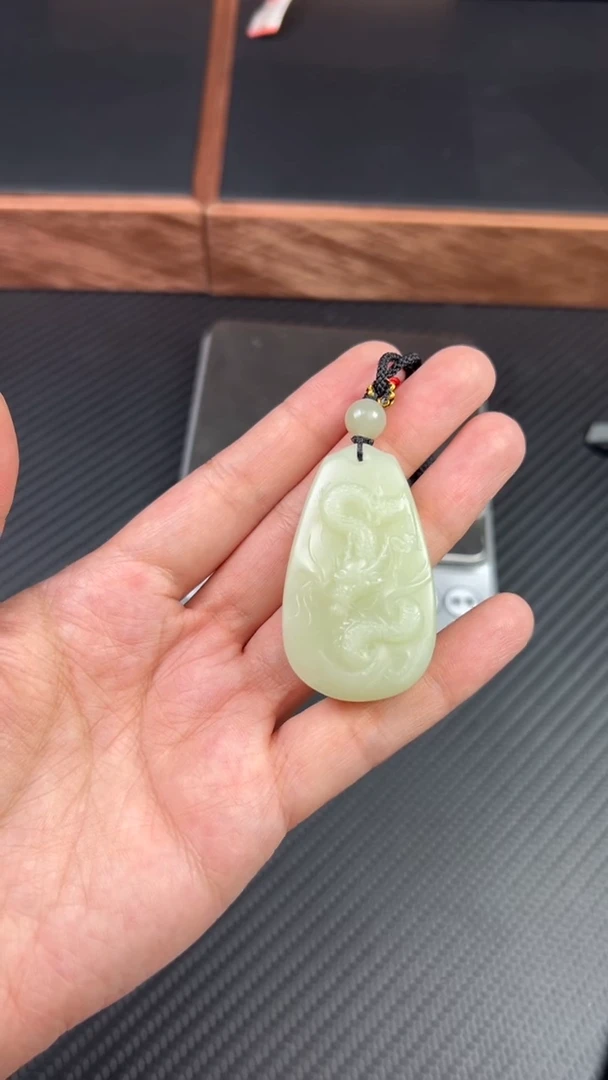 【闪购商品】和田玉吊坠(赠链)未镶嵌且末微色差迪克兰二细 M