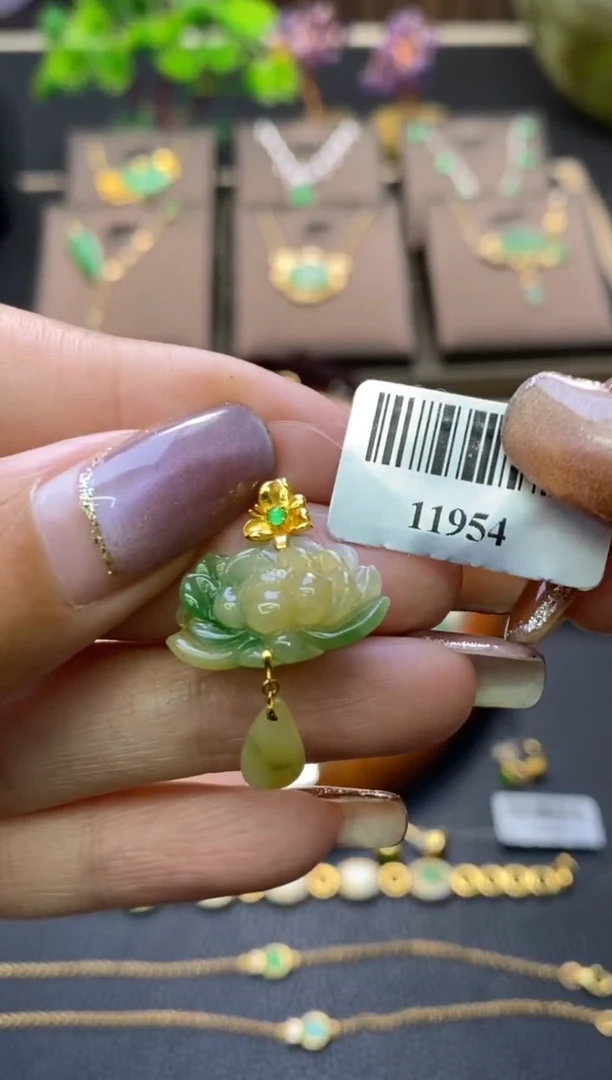 翡翠18K金镶嵌颈饰花花吊坠11954