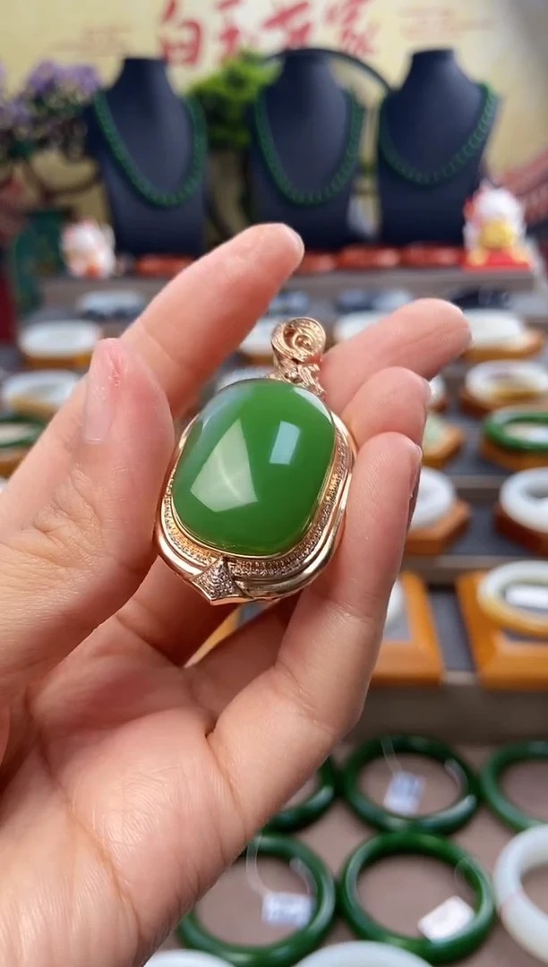 吊坠(不含链)18K金镶嵌和田玉18K金粉绿吊坠