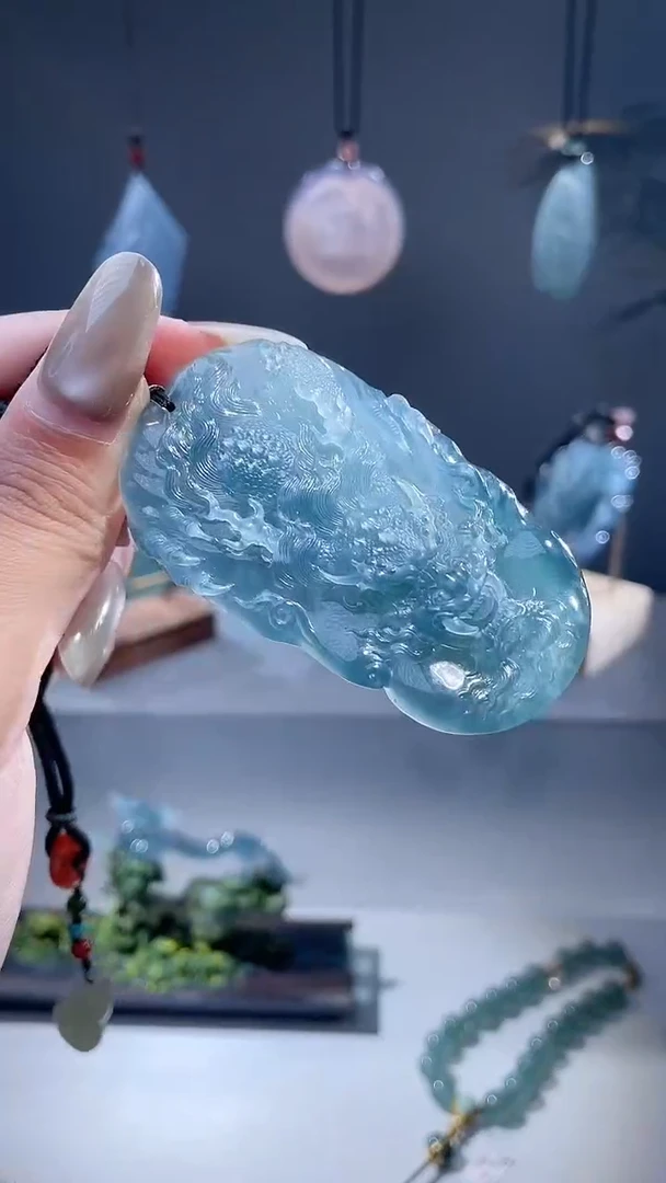 颈饰未镶嵌翡翠龙牌