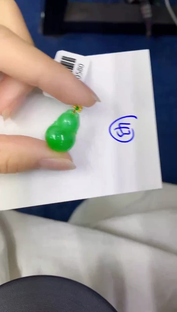 颈饰18K金镶嵌翡翠缅甸天然翡翠A货