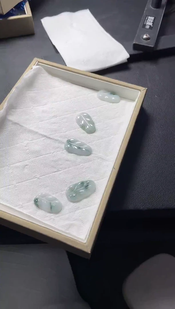 翡翠未镶嵌吊坠(不含链)翡翠叶子/多样性发一件