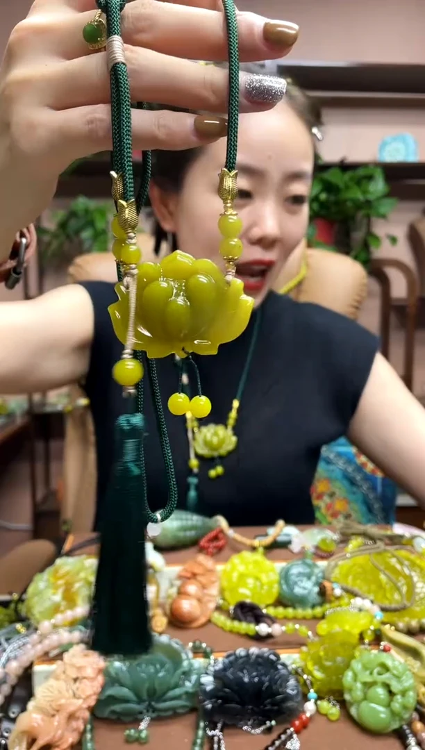 未镶嵌岫玉颈饰多样性发货发其中之一