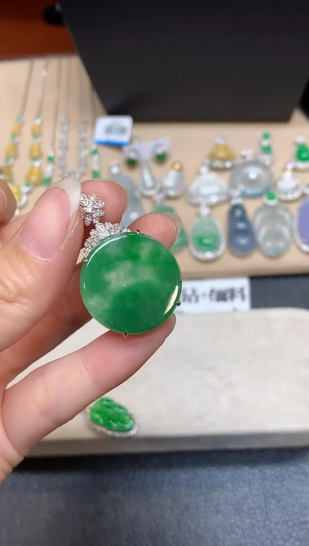 颈饰18K金镶嵌翡翠圆牌【无服务费