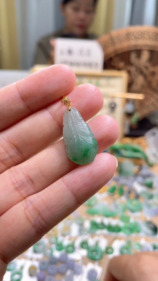 翡翠18K金镶嵌颈饰羽毛