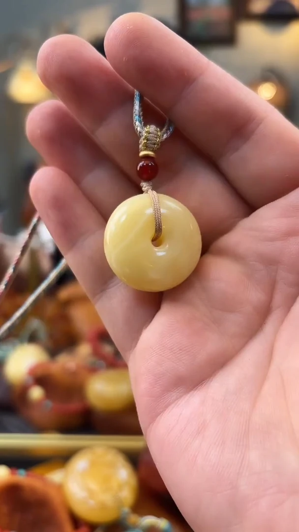 未镶嵌颈饰蜜蜡吊坠