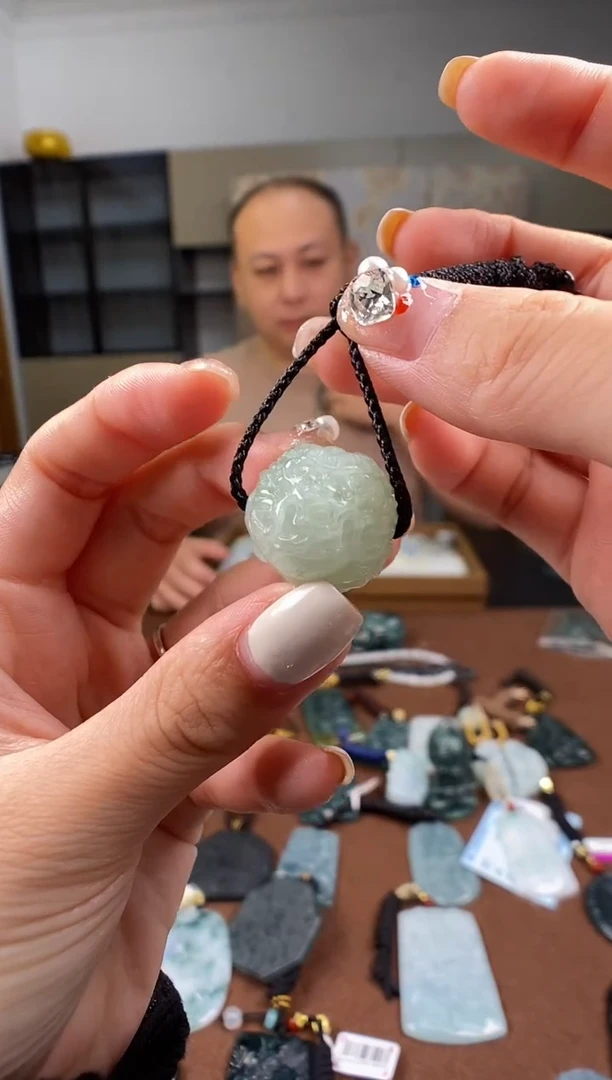 颈饰未镶嵌翡翠 多样性发其一