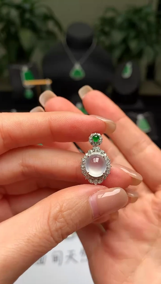 颈饰18K金镶嵌翡翠冰蛋